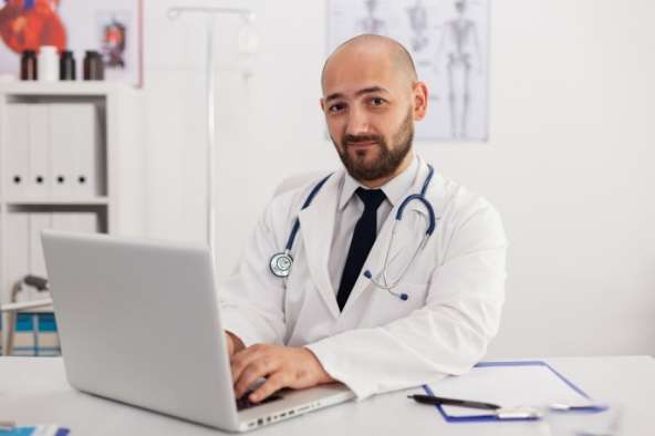 doctor con laptop
